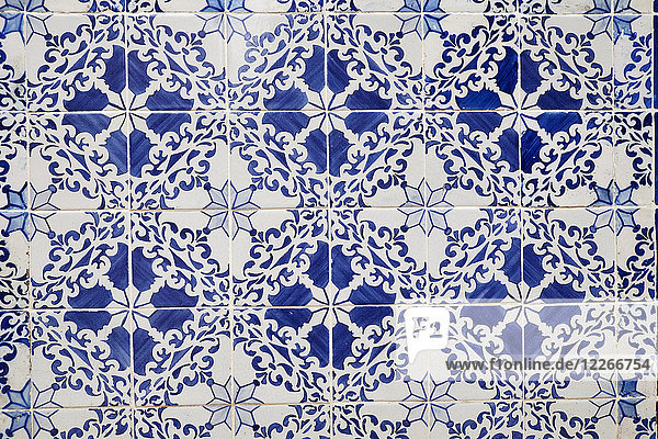 Portugal  Lissabon  Alfama  Wandteil mit weißen und blauen Azulejos