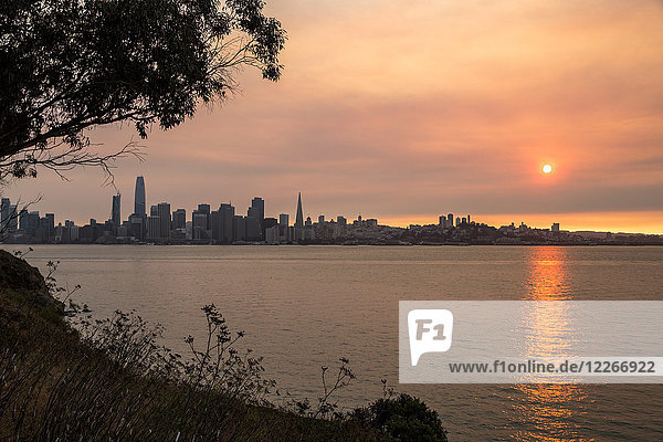 USA  Kalifornien  Blick von Treasure Island über San Francisco bei Sonnenuntergang