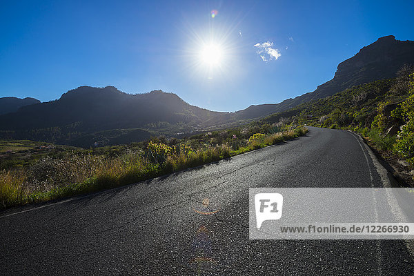 Spanien Kanarische Inseln Gran Canaria leere Straße bei Sonnenschein