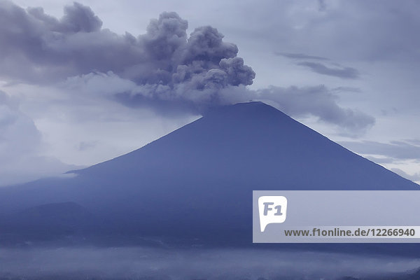 Indonesien  Bali  Vulkan Agung am Morgen