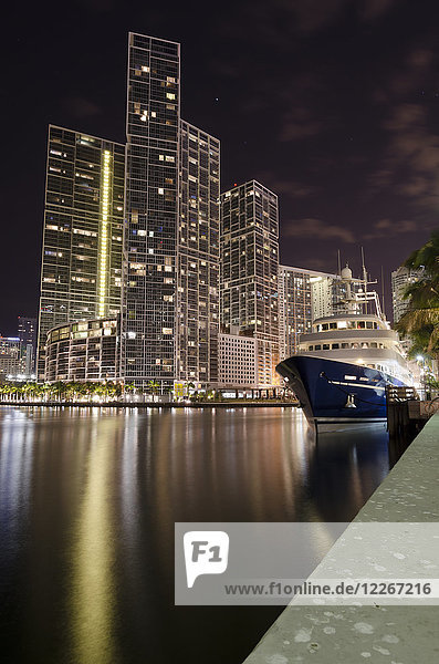 USA  Florida  Miami  Hochhäuser und Luxusyacht bei Nacht