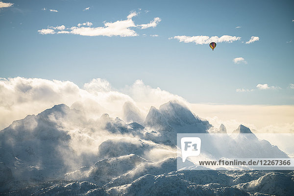 Österreich  Salzkammergut  Heißluftballon über dem Dachsteinmassiv