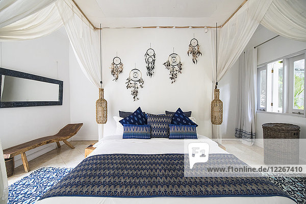 Gemütliches  luftiges Schlafzimmer mit blauen Kissen