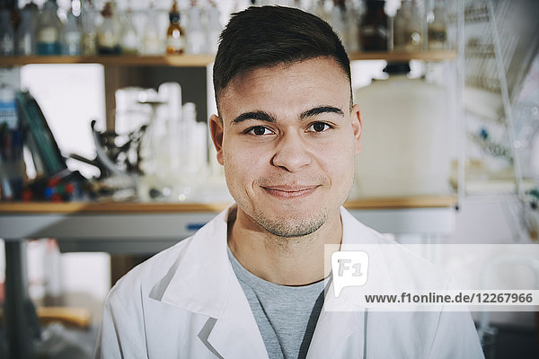 Porträt eines selbstbewussten jungen Chemie-Studenten im Hochschullabor