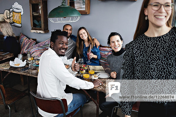 Fröhliche multiethnische Freunde beim Brunch im Restaurant