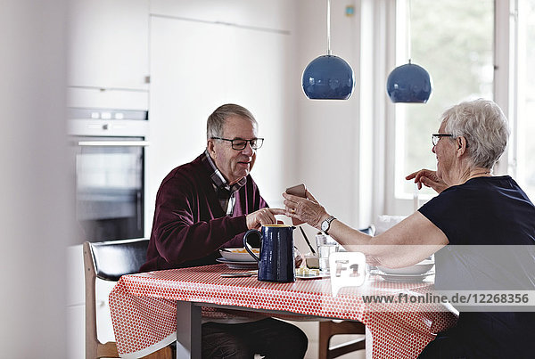 Volle Länge des Seniorenpaares beim Essen am Esstisch