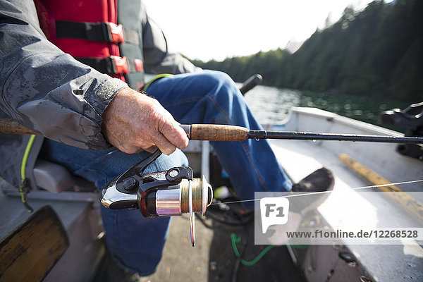 Nahaufnahme der Angelrute eines Anglers  Hicks Lake  Harrison Hot Springs  British Columbia  Kanada