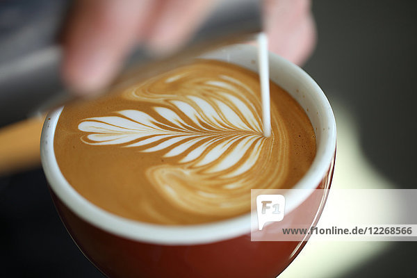 Barista gießt Milch in einen Cappuccino  Oakland  Kalifornien  USA