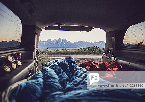 Schlafsäcke im Auto mit Bergkette im Hintergrund  Wyoming  USA
