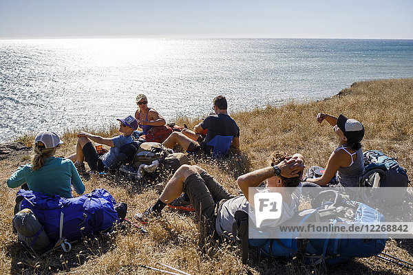 Rucksacktouristen ruhen sich beim Wandern entlang der Küste aus  Lost Coast Trail  Kings Range National Conservation Area  Kalifornien  USA