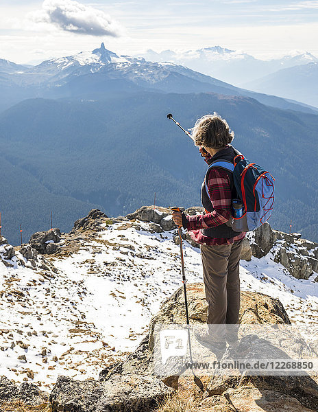 Wanderin zeigt vom Gipfel des Whistler Mountain auf den Black Tusk Mountain  Garibaldi Provincial Park  Whistler  British Columbia  Kanada