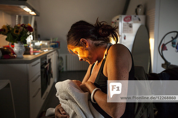 Mutter  die ihr Kind zu Hause stillt  Lorient  Morbihan  Frankreich