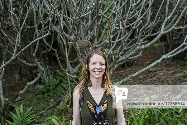 Frau vor indischem Banyan-Baum (Ficus benghalensis) in den Durban Botanic Gardens in Durban  KwaZulu-Natal  Südafrika