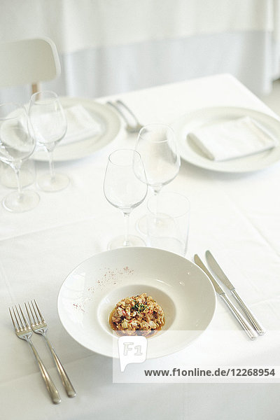 Essen auf einem Teller vor einem weißen Tisch  La Rioja  Pamplona  Spanien