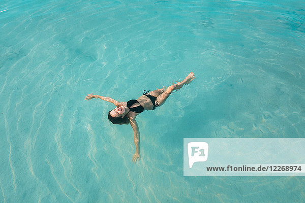 Frau im Bikini schwimmt auf dem Wasser  Tambon Ko Tarutao  Chnag Wat Krabi  Thailand