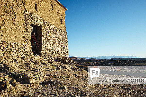 Frau in der Tür eines Gebäudes in Ait Benhaddou  UNESCO-Weltkulturerbe  Marokko