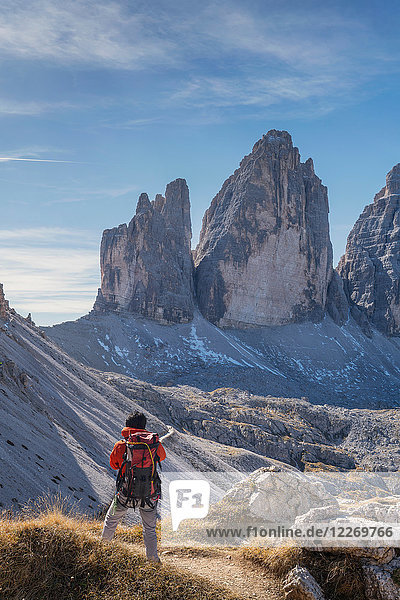 Wanderer geniesst Aussicht  Dolomiten bei Cortina d'Ampezzo  Venetien  Italien