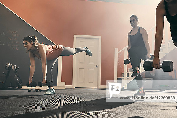 Gruppe von Frauen im Fitnessstudio  die mit Kurzhanteln trainieren