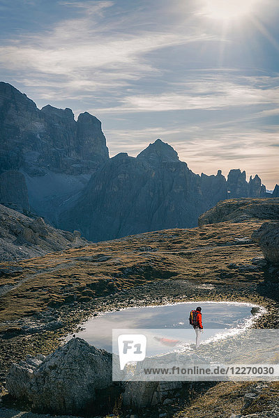Wanderer in den Dolomiten in der Nähe von Cortina d'Ampezzo  Venetien  Italien