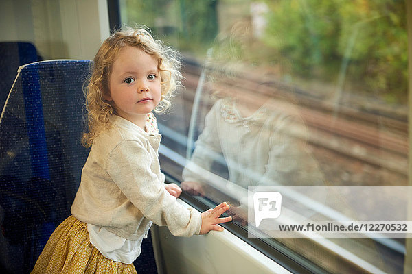 Weibliches Kleinkind im Zug  Porträt