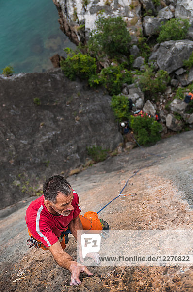 Mann klettert auf Kalksteinfelsen  Draufsicht  Ha Long Bay  Vietnam
