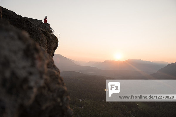 Frau auf der Hügelspitze bei Sonnenaufgang  Rattlesnake Ledge  Washington  USA