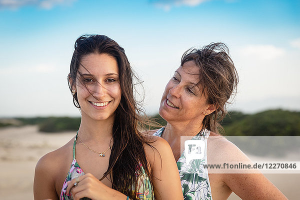 Porträt einer Mutter  die ihre Tochter mit Stolz anschaut  Caucaia  Ceara  Brasilien
