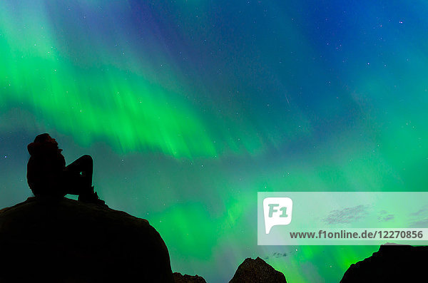 Tourist mit Blick auf Aurora Borealis  Narsaq  Vestgronland  Grönland
