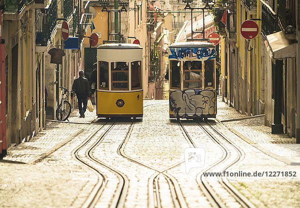 Portugal  Lissabon  Bairro Alto  Elevador da Bica  gelbe Seilbahnen