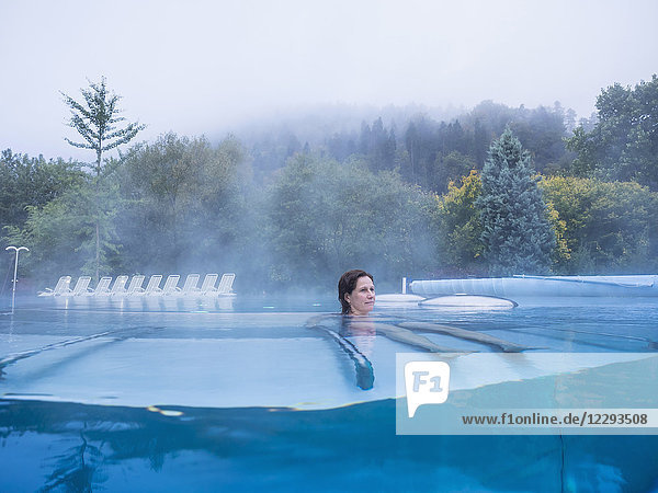 Frau beim Entspannen im Schwimmbad der Paracelsus-Therme  Bad Liebenzell  Baden-Württemberg  Deutschland