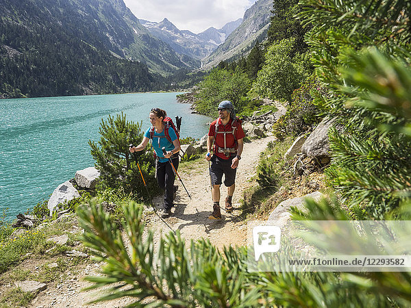 Mann und Frau beim Wandern in den Hochpyrenäen in der Nähe des Gaube-Sees  Cauterets  Frankreich
