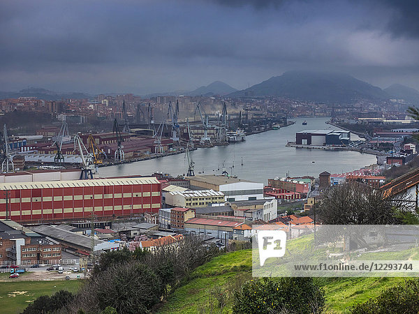 Kai  Fluss und stürmisches Wetter an der Ria von Bilbao