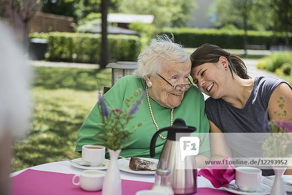 Ältere Frau mit Krankenschwester im Pflegeheim