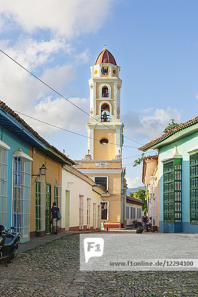 Gepflasterte Straße und Häuser mit der Kirche Sao Francisco  Trinidad  Kuba