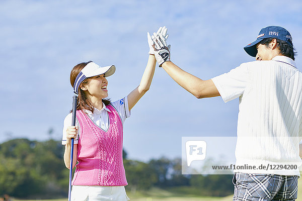 Japanische Golfspieler auf dem Platz