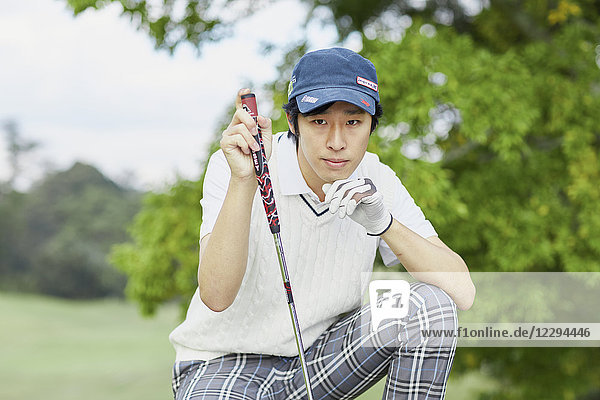 Japanischer Golfspieler auf dem Platz