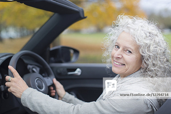 Portrait lächelnde Seniorin beim Cabriofahren