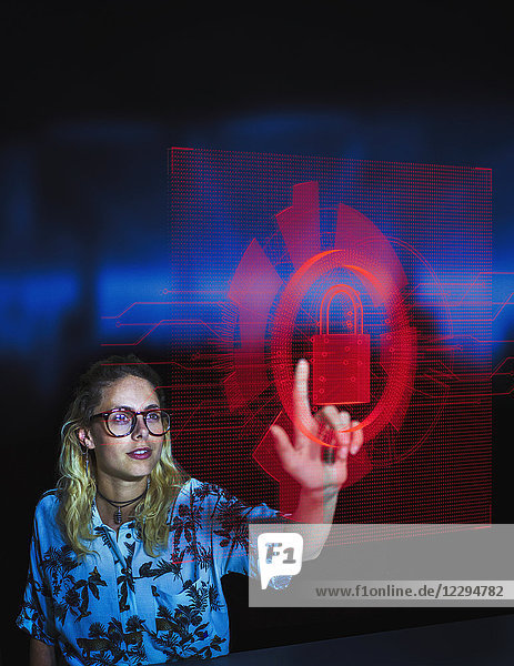 Geschäftsfrau  die auf ein Sicherheitsmerkmal auf einem futuristischen Hologramm-Computer zugreift.
