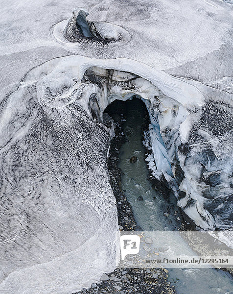 Luftaufnahme des durch den Gletscher fließenden Baches  Kverkfjöll  Island