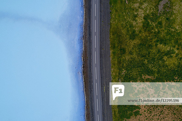 Luftaufnahme der Straße inmitten von Feld und Wasser  Mývatn  Island