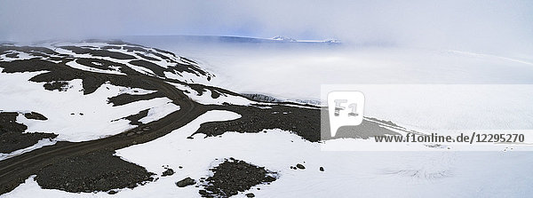 Panoramablick auf die Landschaft bei Nebelwetter gegen den Himmel  Vatnajökull  Island