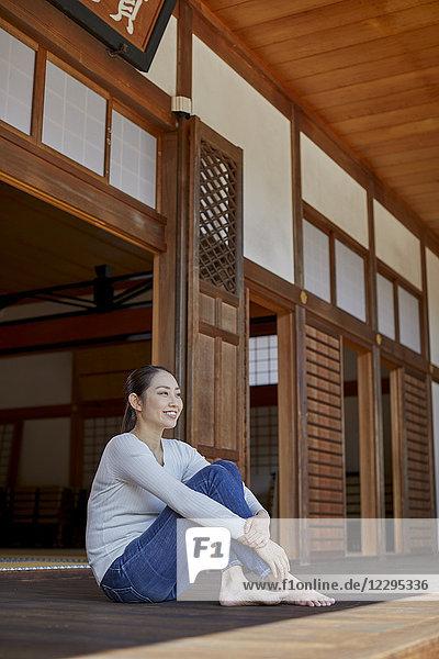Japanerin in einem Tempel