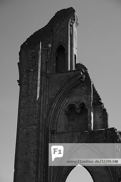 Tiefblick auf die historische Glastonbury Abbey gegen den Himmel  Somerset  UK