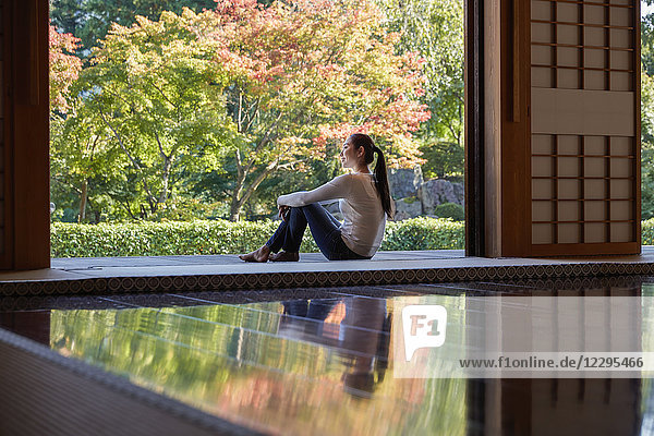 Japanische Frau in einem Tempel