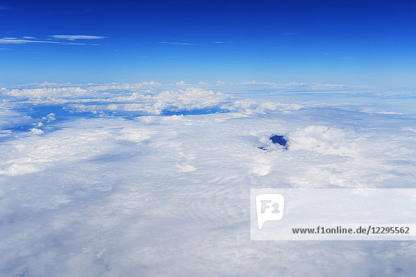 Blauer Himmel über den Wolken aus einem Flugzeug