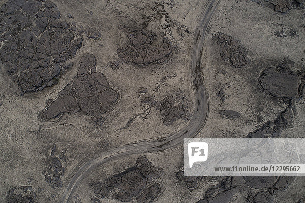 Luftaufnahme des unbefestigten Weges auf karger Landschaft  Kverkfjöll  Island