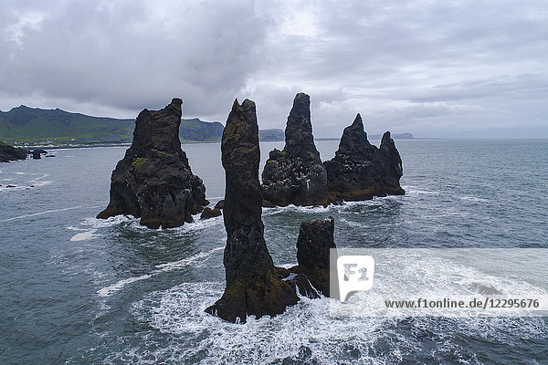 Felsen im Meer gegen bewölkten Himmel stapeln  Island