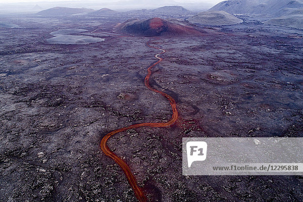 Luftaufnahme des Vulkans und der durch die Landschaft fließenden Lava  Kverkfjöll  Island