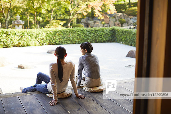 Japanische Frauen in einem Tempel