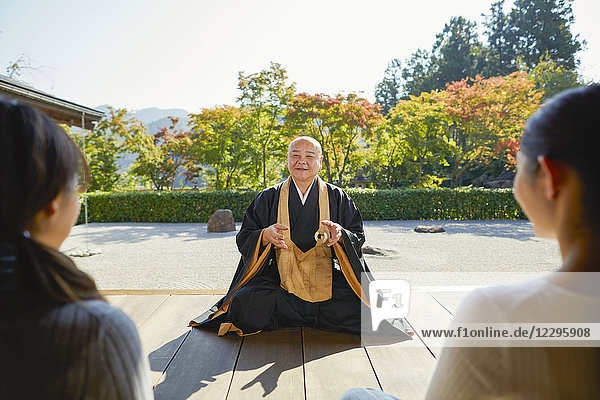 Japanischer Priester predigt Zen-Meditation